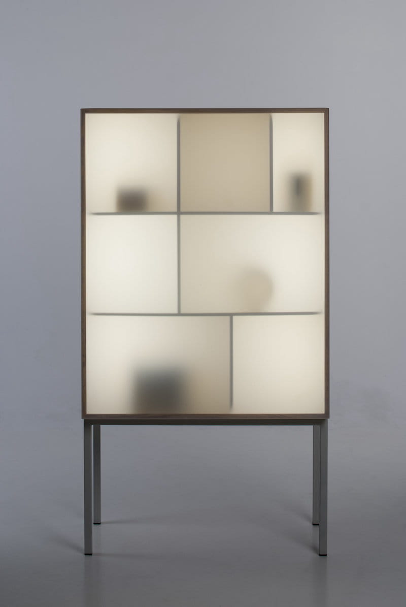 Vitrine rétro-éclairée en bois fait par Stine Knudsen Aas, nom du meuble : Display Away